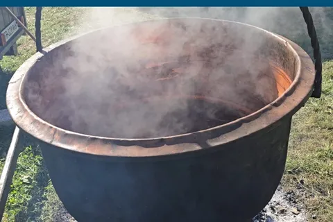Jus de poire réduisant sur le feu lors de la Nuit du vin cuit