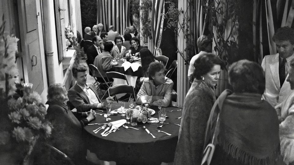 David Bowie chez les Chaplin avec Oona, la femme de Charlie (deuxième à partir de la droite).