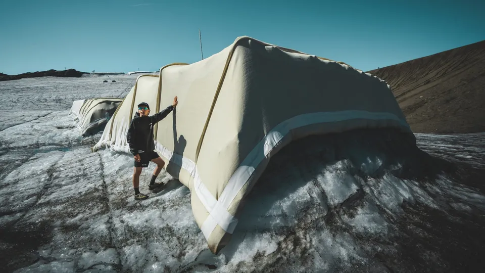 Avec le projet «Keep it Wool», Summit Foundation et l’Université de Lausanne (UNIL) testent une alternative aux bâches géotextiles qui recouvrent des glaciers avec de la laine de mouton.