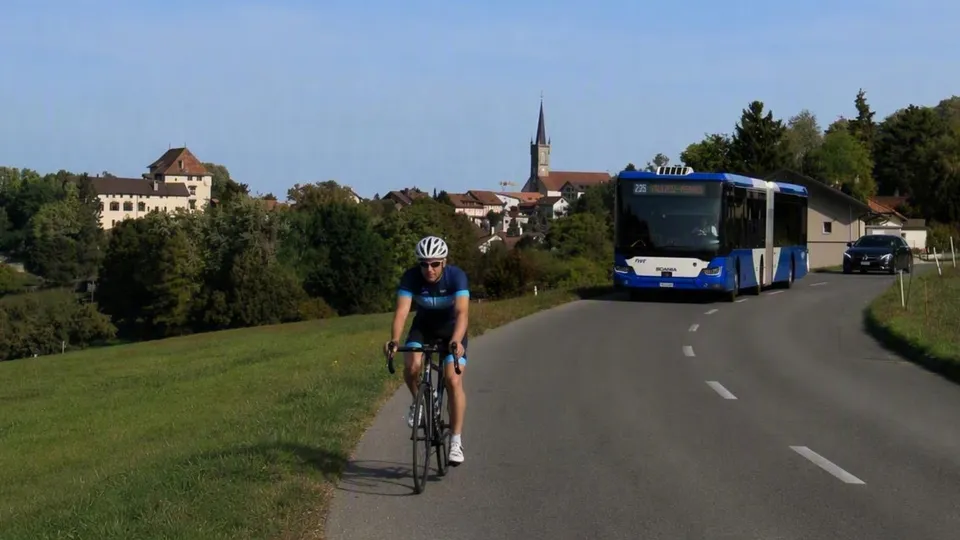 Sur de nombreux tronçons, les cyclistes doivent partager des espaces restreints avec les autres véhicules, comme ici à proximité d’Attalens.