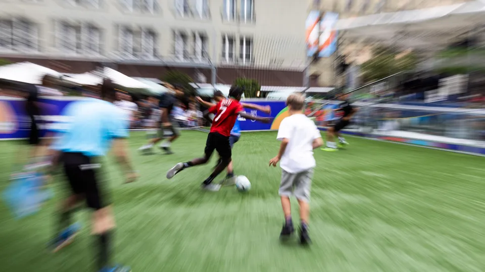 Vivre les émotions du sport tout en gardant le respect de l’autre en tête, c’est possible. La Street Soccer Cup vient nous le rappeler, comme ici à Berne en 2025.
