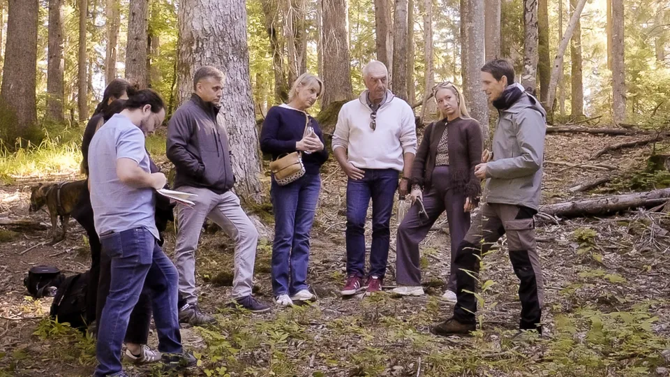 Dans la forêt des Pléiades, avant de passer à table, le guide naturaliste leysenoud Joachim Halgrain prodigue de précieux conseils sur la cueillette des champignons.