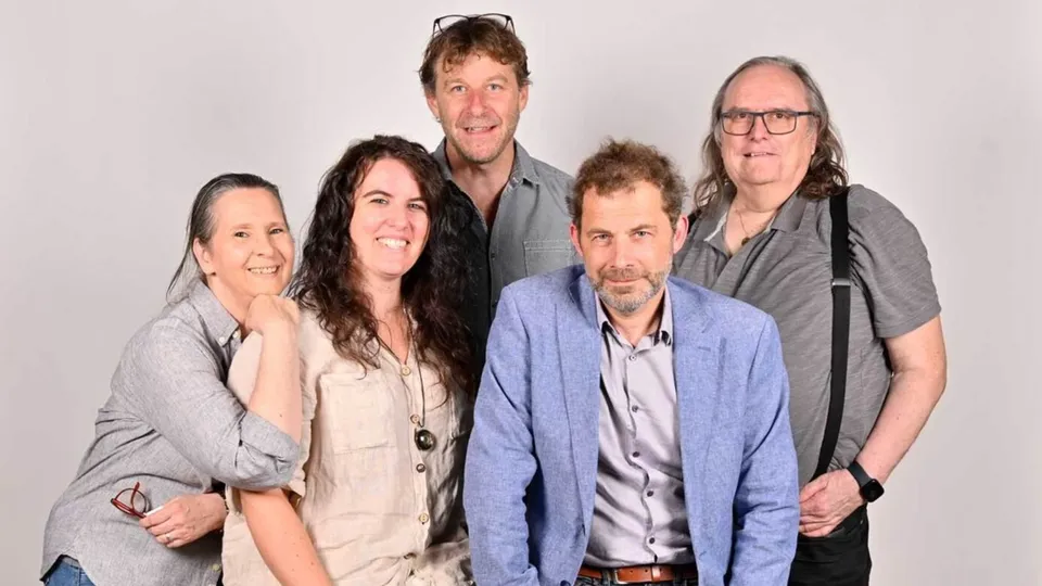L’équipe du Pantographe avec de g. à dr.: Marianne Braconnier, (costumière), Graziella Pietrini (administratrice), Olivier Lambelet et Steve Riccard (co-directeurs) et Jean-Luc Willommet (régisseur).