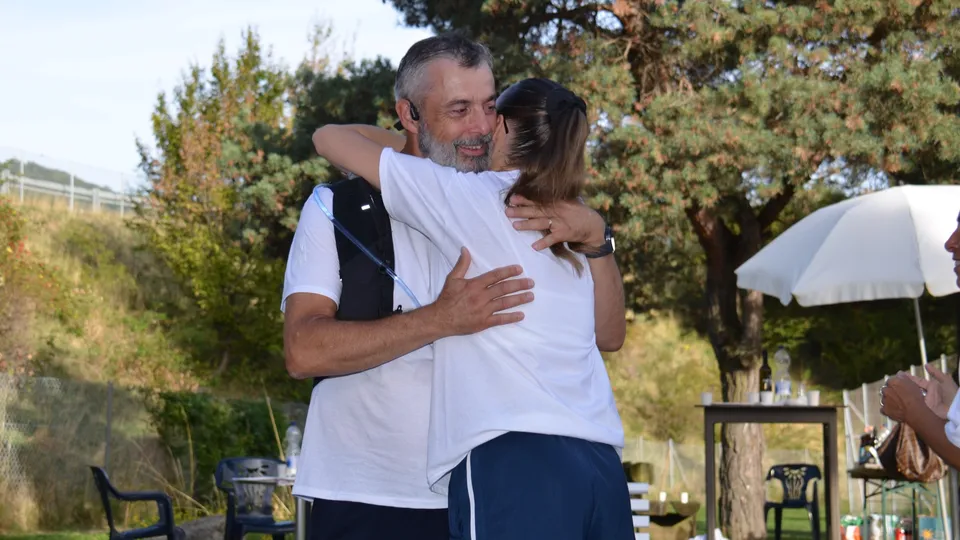 À son arrivée, au tennis de Saint-Légier, Cédric Robert a été accueilli par sa famille, des proches et des politiciens locaux.